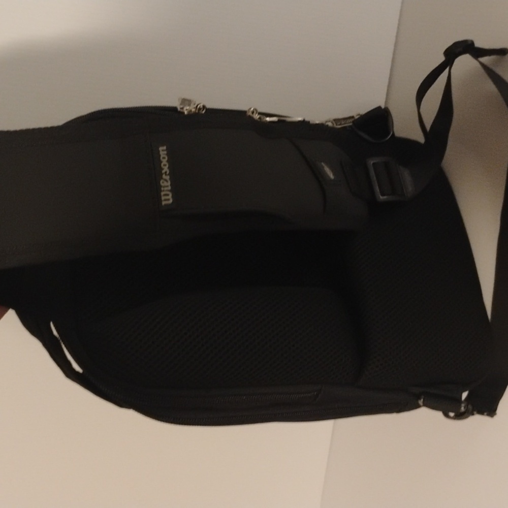 Wilson Anti-Theft Sling Bag Like New Condition - Picture 6 of 12